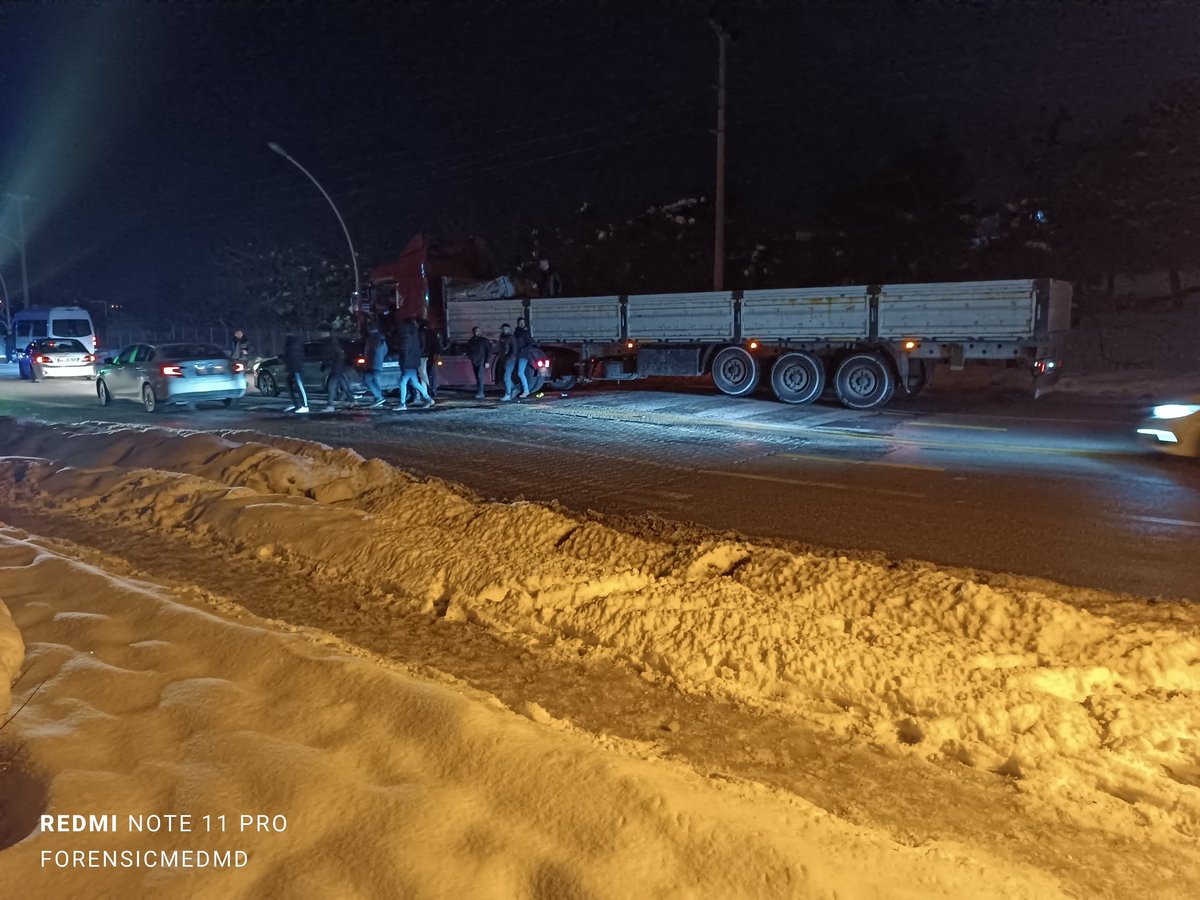 Bakın düzensiz göç ürünleri transitten 5-10 kişi inip tırların önünü kesip TIR şöförünü tehdit ediyorlar. Yağma peşindeler. Bunlara fırsat verilmemeli. Bunlar haysiyetsiz. Giden tırı yağmalama derdinde. Yeni çektim fotoyu.