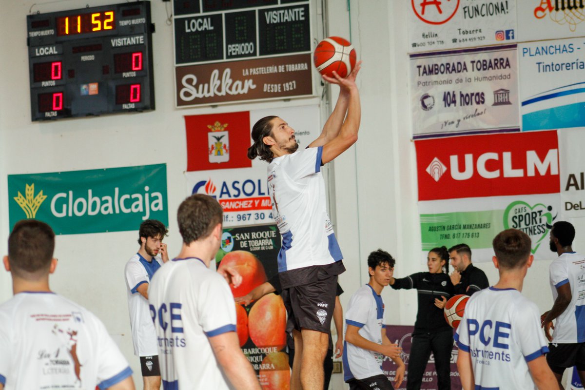 TobarraCB's tweet photo. El pasado fin de semana nuestro capitán Juan Carlos Vilches fue elegido MVP de la jornada en el grupo BB de liga EBA🔝🏀

Vilches realizó un partido para enmarcar con 29 puntos, 7 rebotes, 7 asistencias y 2 recuperaciones para completar un 49 de valoración 🪄😍

¡Enhorabuena! 💙 https://t.co/uEGpAsl8V1