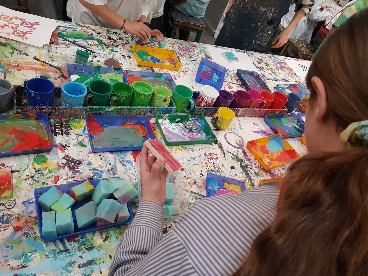 Taller de creació de rajoles modernistes amb l' escola  <a href="/PadreDamianSSCC/">Col·legi Padre Damián Sagrados Corazones</a>. Quanta creativitat es respira al taller quan venen escoles a visitar-nos! 
#escolatrac #traçformat  #artescoles