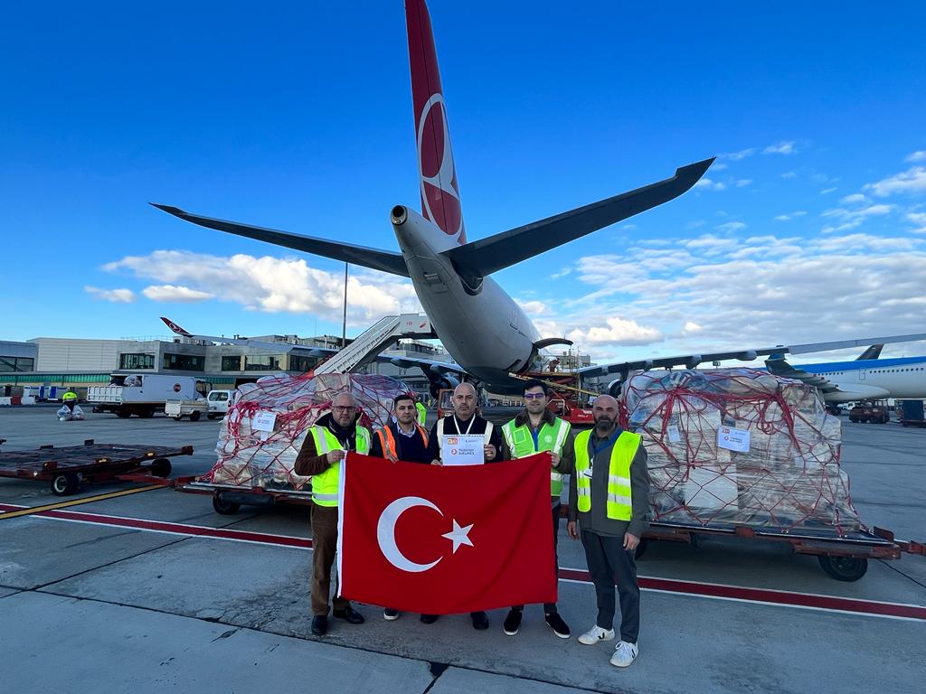 TC_MadridBE's tweet photo. ✈️Vatandaşlarımız ve İspanyol dostlarımızın yardımları Türk Hava Yolları'yla depremzedelere ulaştırılmak üzere yola çıkıyor.
.
✈️Las ayudas humanitarias de nuestros ciudadanos y amigos españoles están en camino para ser entregadas a las víctimas del terremoto por @TurkishAirlines https://t.co/VPMnBxqdng