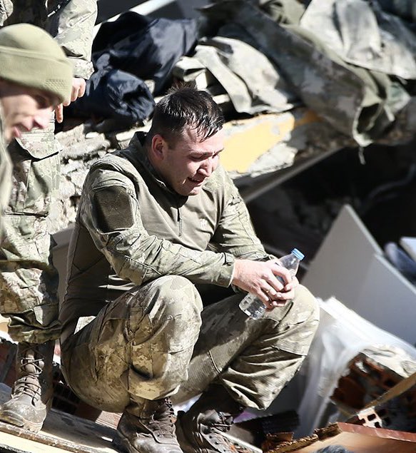 Deprem gördük yiyecek istendi, giyecek istendi, yakacak istedindi, ilaç istendi 
Ama hiç kefen istenmemişti, ceset torbası istenmemişti..
Binlercesi öldü milyonlarcasi ağladı
#depremsondakika
#Diyarbakirdeprem
#tahaduymaz
#netflixboykot
#suriyeliler
#dilanpolat