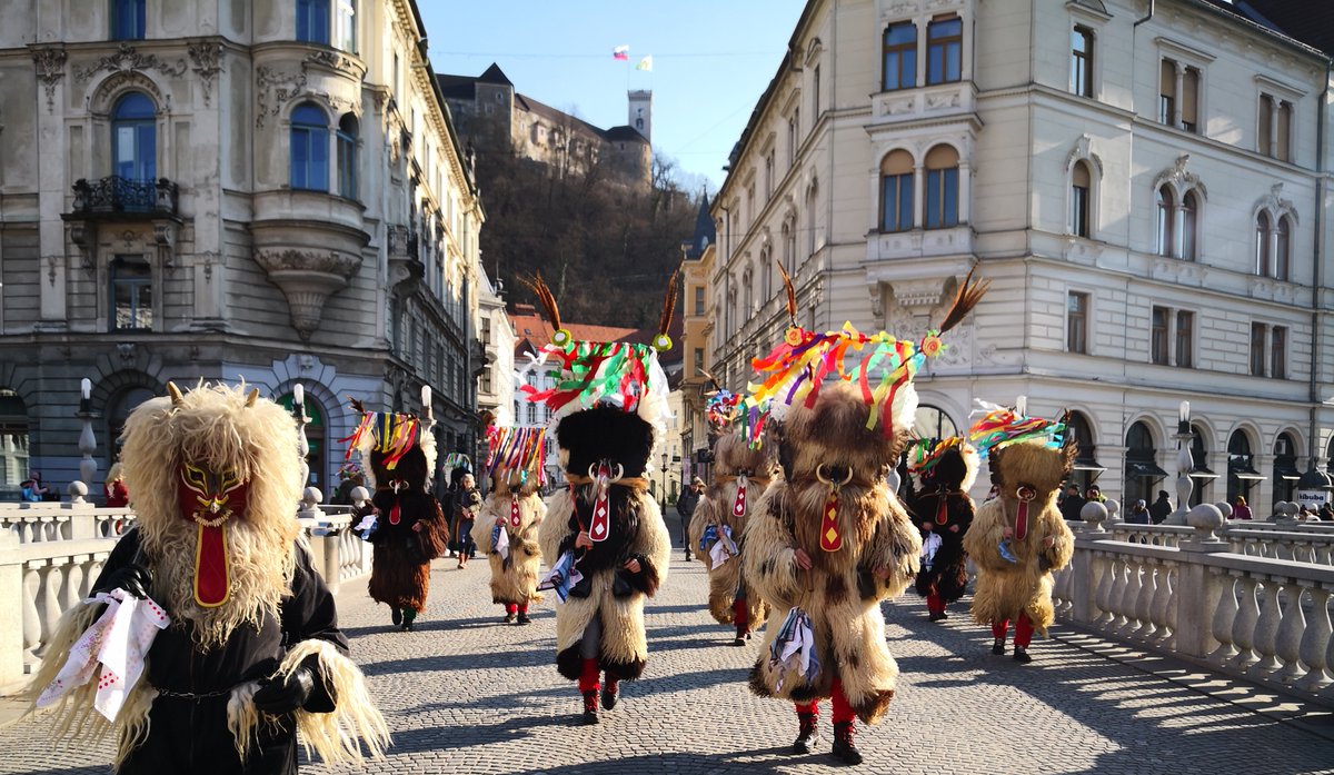 BagariLudvik's tweet photo. Tradicionalna polbožanstva na Tromostovju. Pomlad. https://t.co/J8f2uKap3H