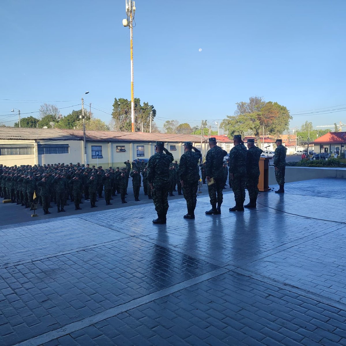 ejercito_COPER's tweet photo. El Sargento Mayor de Comando, Elibrando León, nos recuerda la importancia de la cultura física, la cortesía militar, las políticas del @COMANDANTE_EJC y la atención amable por los usuarios. Además, el apoyo fundamental al cumplimiento de la misión institucional.
#VolverALoBasico https://t.co/UM9CpLUAVS