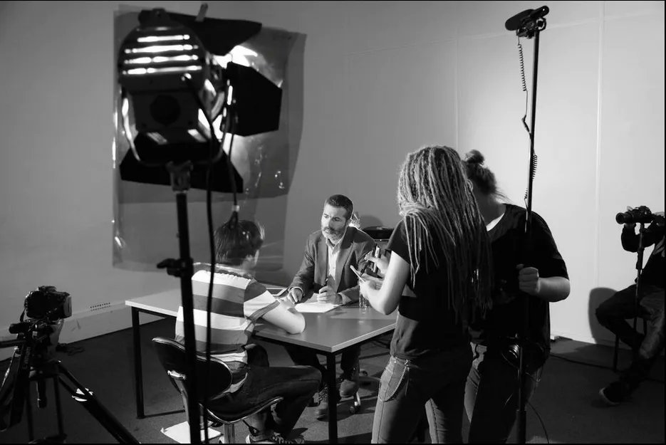 Behind the scenes on REVERIE | Short Film

buff.ly/3lckSaK 

Disturbing memories and hidden truths surface as Jack is interrogated in an experimental bid to uncover his past.

#shortfilm #outnow #thriller #britishfilm #indiefilm #independentfilm #suspence #behindthescenes