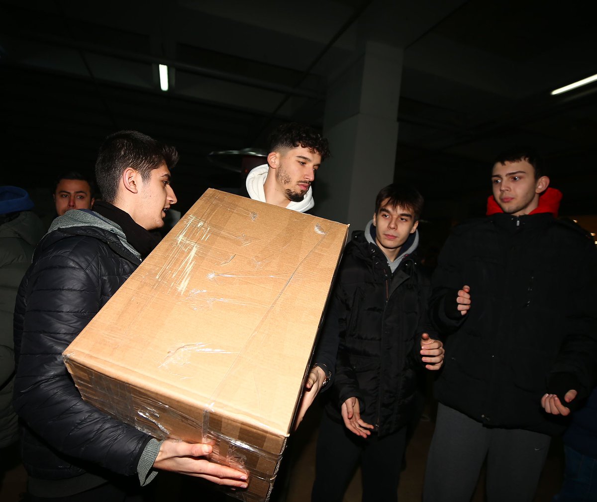 Fenerbahce's tweet photo. Yaraları hep birlikte saracağız. 🙏

22. ve 23. tırlarımız afet bölgesine gitmek üzere yola çıktı. https://t.co/8TibqReyi8