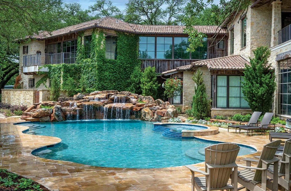 aquamagazine's tweet image. The #PoolOfTheWeek showcases the 2022 #AwardsOfExcellence winners from the @ThePHTA.

This week won 🏆GOLD🏆 in the "Freeform" category. Pool by Texas Pools in The Woodlands, Texas.

Decking Material: Travertine
Pool Interior Finish: Pebble Tec