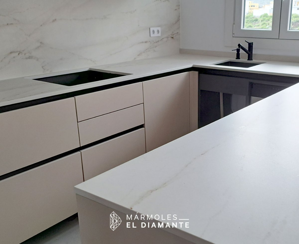 Mármoles El Diamante - 💎 Encimera de cocina recta, con copete, realizada  en Dekton Kelya, un tono se inspira en los mármoles oscuros con vetas  claras para los ambientes más especiales. #Dekton #