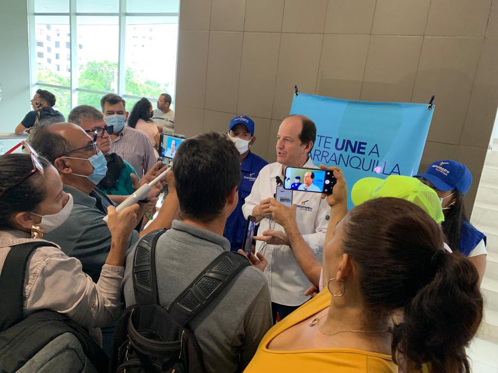 Feliz día a los periodistas, profesionales que ejercen una función esencial al servicio de la comunidad. Gracias por su invaluable entrega y disposición para conectar a Barranquilla a través de historias que permiten mejorar la ciudad. #FelizDíaDelPeriodista.