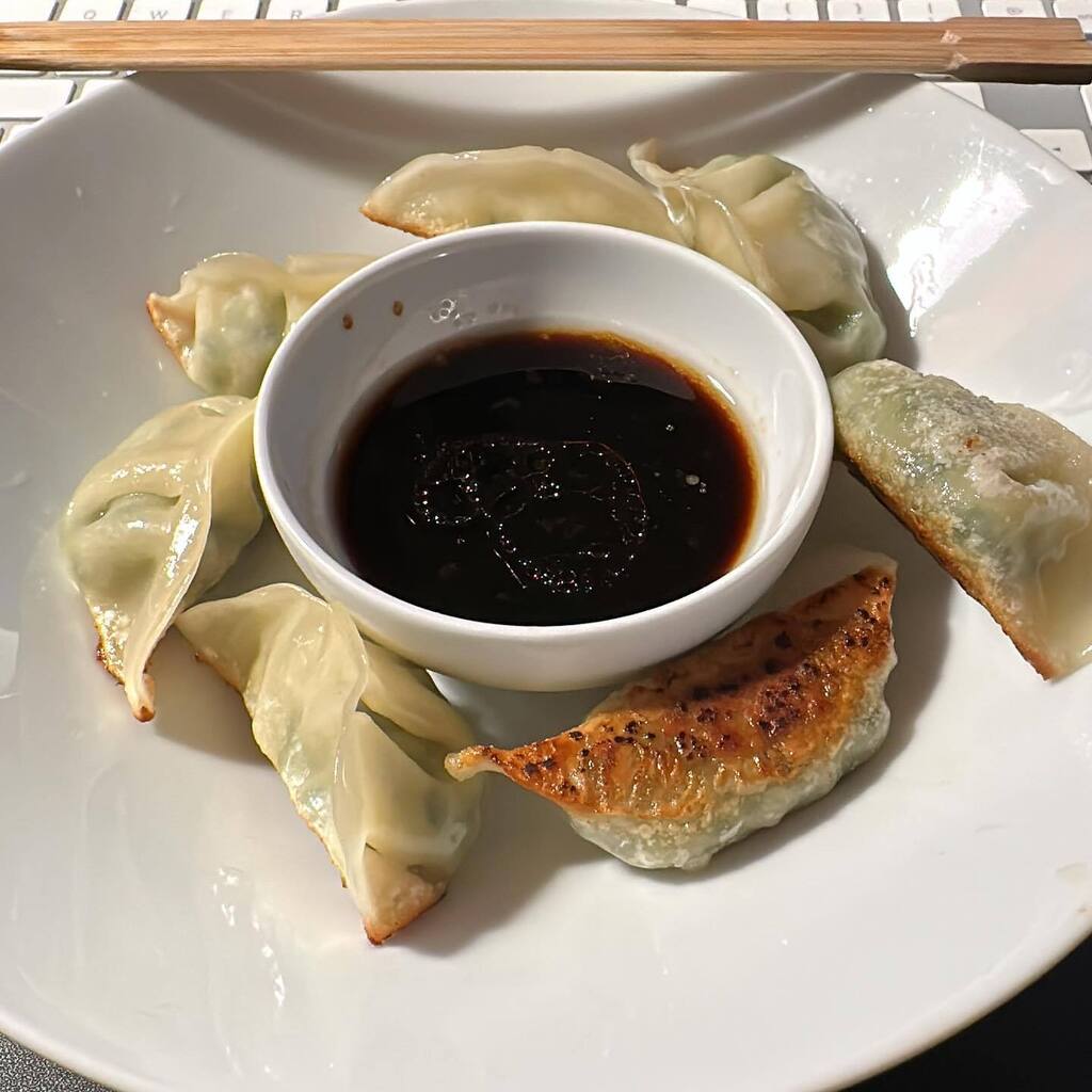 jaixom's tweet image. Midnight snack time #homecooking #potstickers #feedme instagr.am/p/CocobkOP7z9/