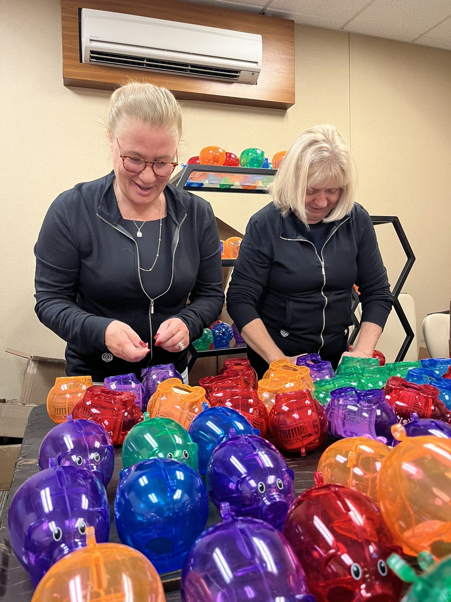 RMA_Intl's tweet photo. We are busy filling the piggy banks for the Shade Tree Organization! Thank you to everyone who bought a pig and supported this charity that provides shelter to abused women and children. We were able to raise $10,000! Thank you all for your generosity 🐽🐷 https://t.co/Uejsy0dCA7
