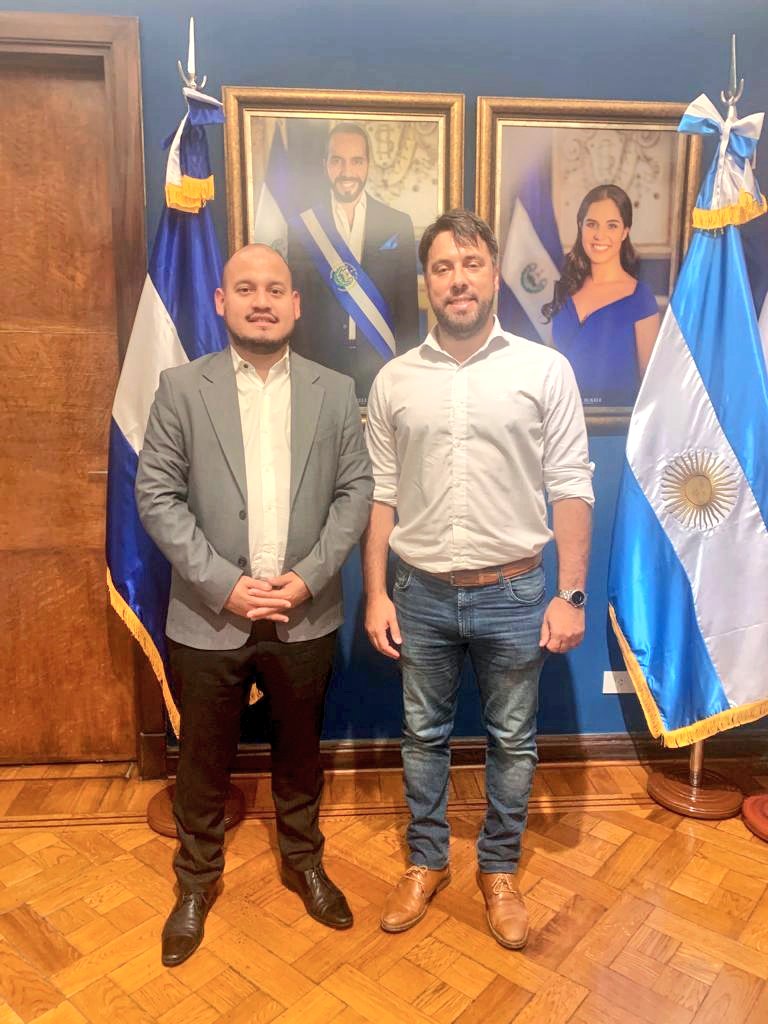 RamonPradesG's tweet photo. Gracias Embajador @EduardoCardozaM por recibirme para interiorizarme sobre el "Plan Control Territorial" que ha transformado la vida cotidiana en El Salvador.Impresiona ver cómo un país que había alcanzado una tasa de homicidios de 105 cada 100 mil en 2015, hoy se anualice en1,5 https://t.co/jsNCSQR8fL
