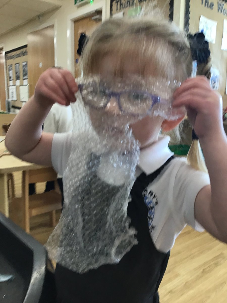 Nursery_BBSM's tweet photo. We have been looking at different materials and their properties. We used the language soft, hard, rough, smooth, bendy and see through. Mrs Amin told us that another word for see through is transparent. We were very excited to learn this new word! #smbbscience #smbbearlyyears https://t.co/pUFYf4BfHJ