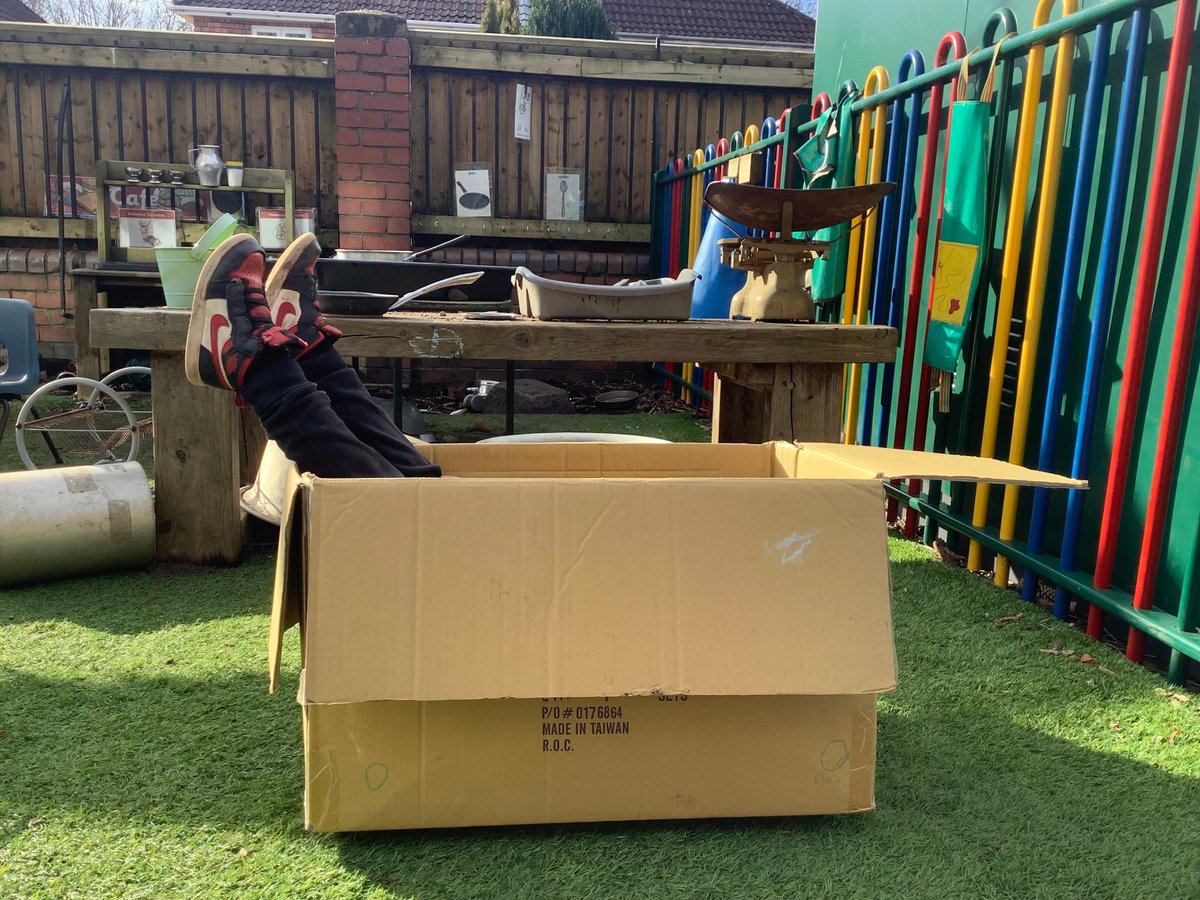 The joy of packaging! A large delivery in school meant that Oak class were able to use a stack of boxes for a wide range of open ended play. The possibilities were endless... @VenturersTrust #imagination #EYFS #COETL