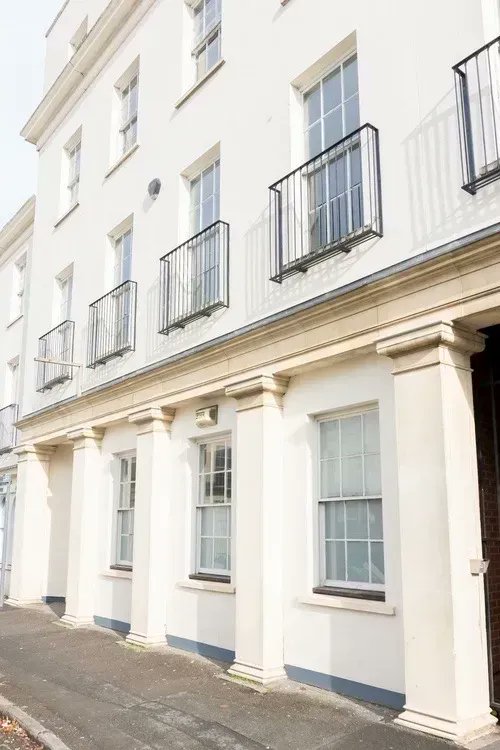 staylets1's tweet photo. Get away with the whole gang!
Our spacious 6-bedroom apartments at Spa Court in Cheltenham sleep eight and provide the perfect mix of privacy and space ๐งก
Ideal for families or groups! https://t.co/1CpQhx2mLE
#StayLets #ServicedApartments #LargeApartments #Cheltenham https://t.co/QdEl4X4IM2