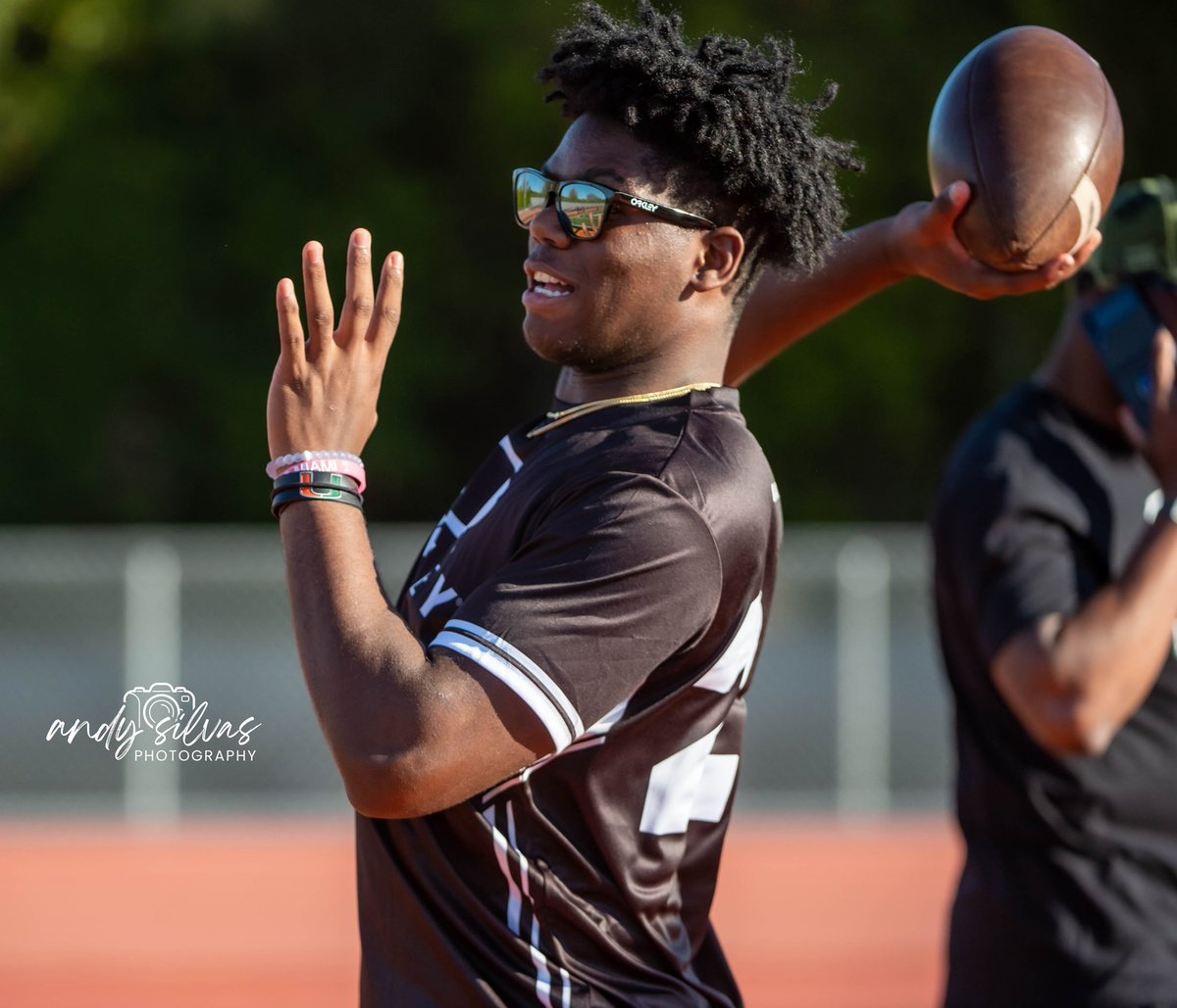 PhotoSilvas's tweet photo. What a great combination @justchilly and his Flight Club team and @oakley 🕶️🏈
#superbowl2023
#nfl
#asufootball
#azhighschoolfootball
#azphotographer
#sportsphotography
#editingfun https://t.co/bgiDj8AYjs