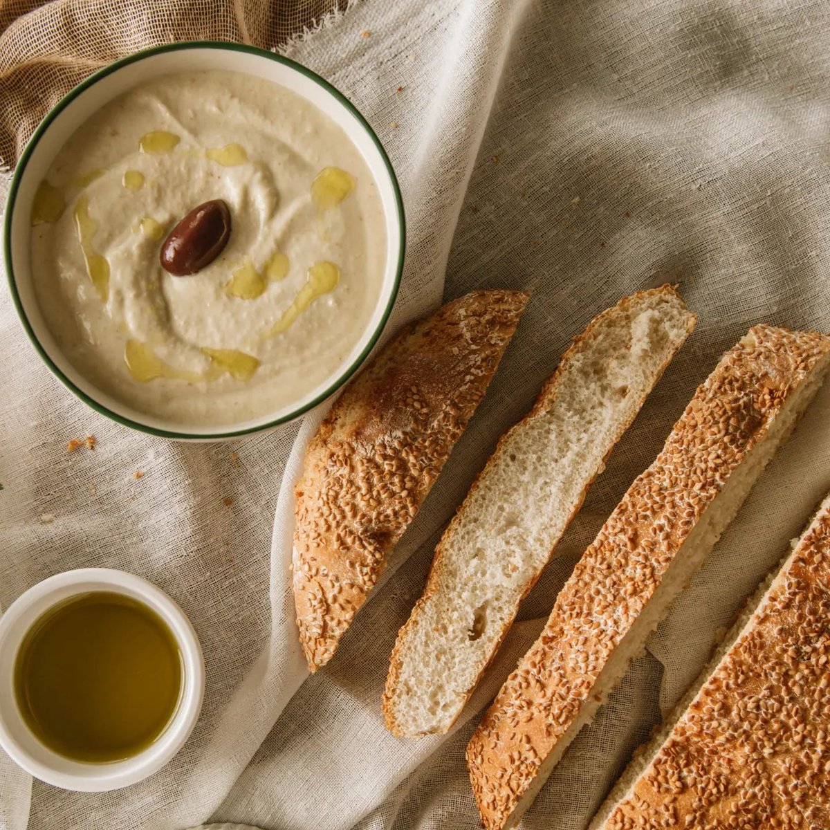 grecoroots's tweet photo. From the beautiful island of #Crete 🌊 to your kitchen 🏠, this extra virgin olive oil will steal your heart!! The fine Koroneiki variety stands for its high nutritional value and antioxidant activity, giving your homemade creations a distinctive taste. #grecoroots https://t.co/REjn7deKbb