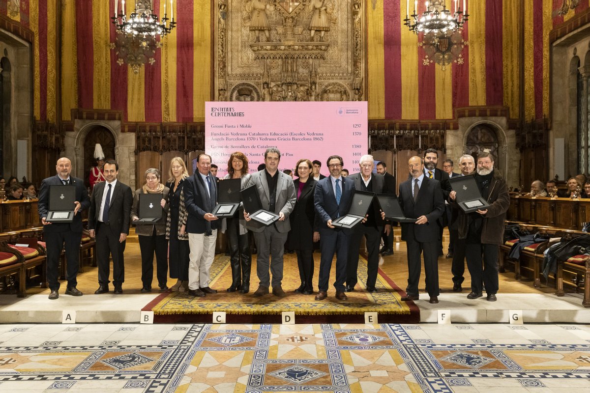 🤝 Gràcies al <a href="/bcn_ajuntament/">Ajuntament de Barcelona</a> per la distinció com a institució centenària arrelada a la ciutat de #Barcelona, que ha recollit el director Dr. Adrià Comella.

Després de 6 segles d'història, a l’Hospital #SantPau seguim treballant per la salut de les persones. #OrgullSantPau