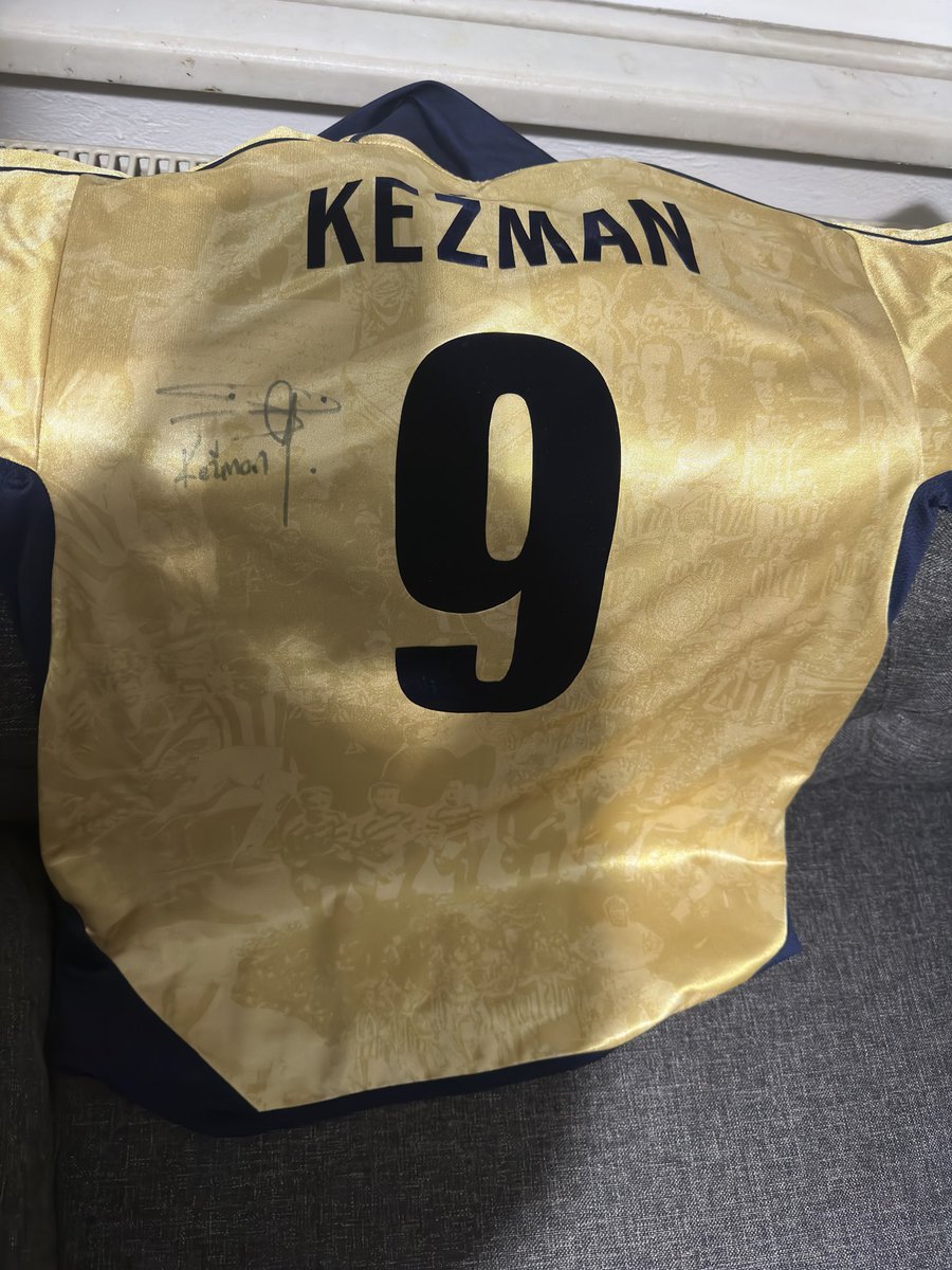 Koleksiyonumun en özel forması olan Mateja Kezman imzalı 100. yıl formamı, geliri <a href="/ahbap/">Ahbap</a> ‘a bağışlanmak üzere gönlü bol bir futbolsevere vermek istiyorum. Lütfen bu tweeti yayın, ne kadar yayılırsa o kadar yüksek teklif gelir diye düşünüyorum.