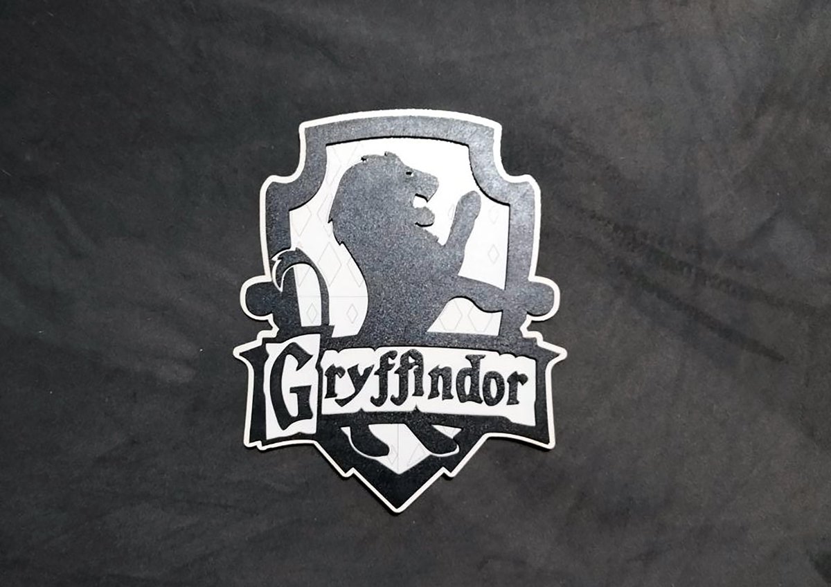 Celebramos la apertura de la tienda con un sorteo aprovechando la salida de #HogwartLegacy. ¡Gana un cartel con tu nombre y tu Casa del mundo de #HarryPotter!

Para participar:

➡️ Follow &amp; RT
➡️ No ser una cuenta que solo participa en sorteos
🍀Hasta el 12/02. ¡Ganador el 13!