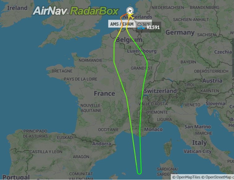 AvSourceNews's tweet photo. #INCIDENT | A KLM Boeing 777-200ER on a scheduled flight KL591 from Amsterdam to Johannesburg was forced to make an emergency return to Amsterdam today.
Read more at AviationSource!
https://t.co/lk69Snnr1W
#KLM #KL591 #Amsterdam #AvGeek https://t.co/cWbJZx3FxE