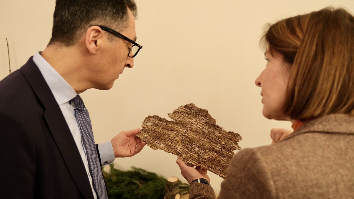 BM <a href="/cem_oezdemir/">Cem Özdemir</a> eröffnet neues Institut für #Waldschutz 🌳🌲🌳 <a href="/JKI_Bund/">Julius Kühn-Institut</a>. Unter Leitung von Dr. Hartmann wird es Strategien zu nachhaltiger Waldnutzung und Sicherung der Waldökosysteme erarbeiten und zum Thema beraten. 

Mehr ⇨ julius-kuehn.de/ws/