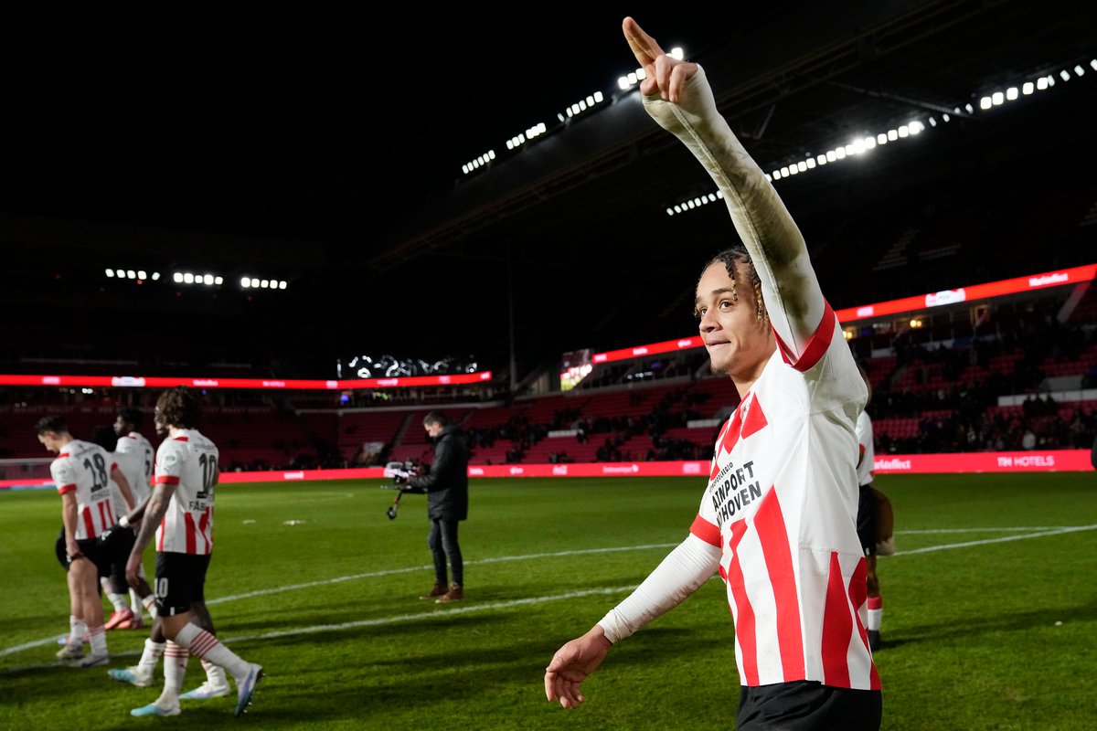 PSVespanol's tweet photo. #FelizJueves ❤️🤍
#PSVEMM #TOTOKNVBBeker https://t.co/OmVNMqwQT9