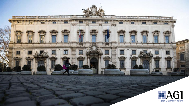 [1/2] ‼️ <a href="/CorteCost/">Corte Costituzionale</a>: Se l’obiettivo è quello di prevenire la diffusione del virus e salvaguardare la funzionalità del sistema sanitario, allora l’obbligo vaccinale per il personale sanitario non costituisce una misura irragionevole o sproporzionata.