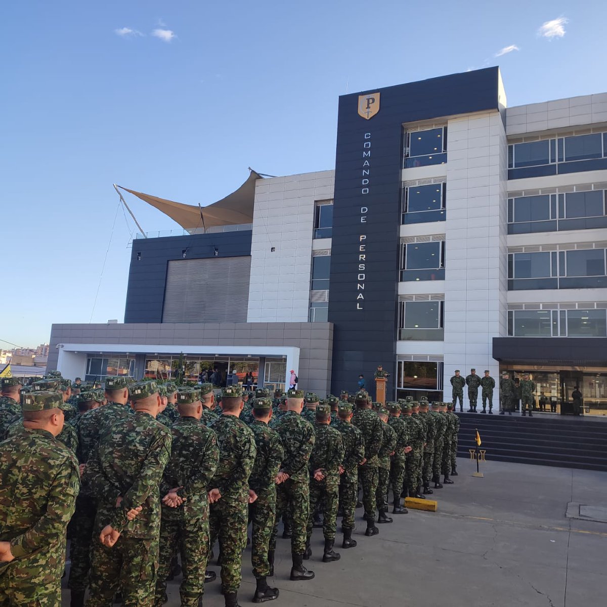 ejercito_COPER's tweet photo. El Sargento Mayor de Comando, Elibrando León, nos recuerda la importancia de la cultura física, la cortesía militar, las políticas del @COMANDANTE_EJC y la atención amable por los usuarios. Además, el apoyo fundamental al cumplimiento de la misión institucional.
#VolverALoBasico https://t.co/UM9CpLUAVS