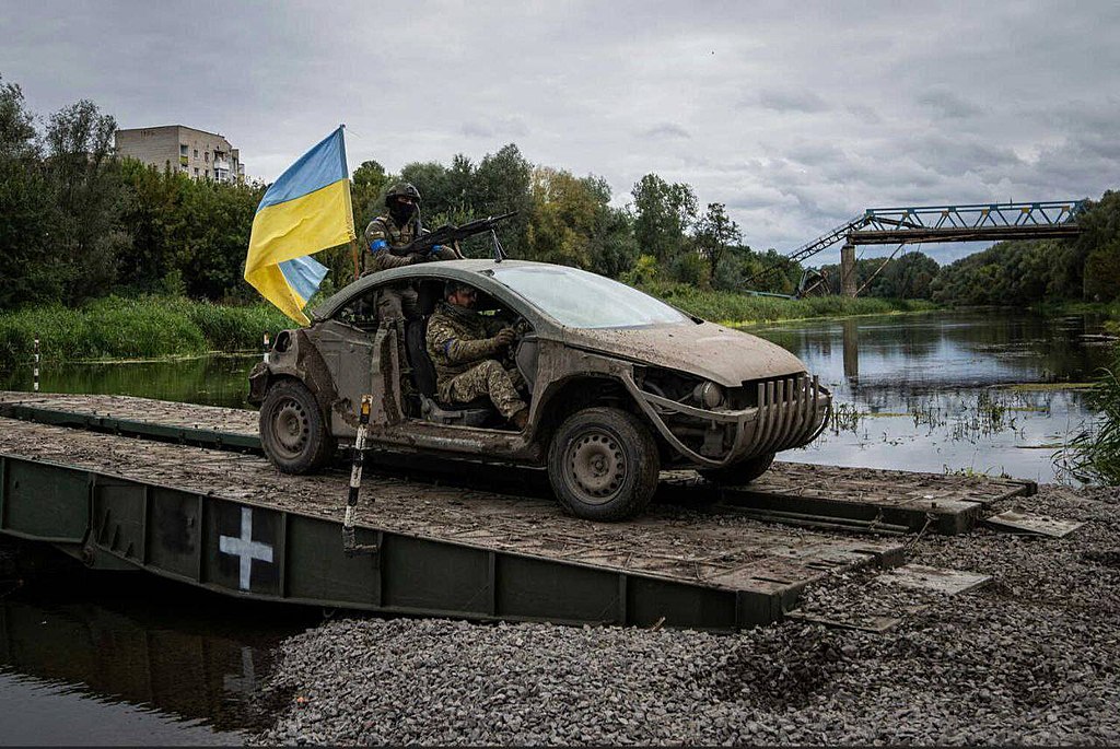 The 🇺🇦#Ukrainian #Peugeot 307 CC-based #fightingvehicle during the Ukraine Kharkiv counteroffensive (2022), riding over a ponton bridge. Converted civilian vehicles have become one of the main parts of Ukraine’s defense against the Russian invasion. Photo by Evgeniy Maloletka.