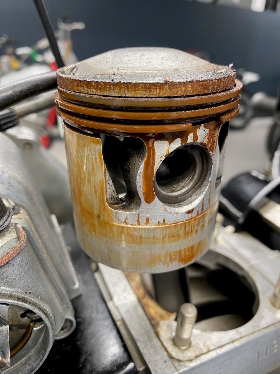 Motorcyclesolo's tweet photo. Before and after, oh had to warm the piston up gently to free the rings #topendthursday https://t.co/aB1ApsOOzw