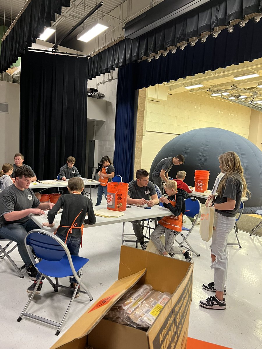 popcap20's tweet photo. Helping our future Home Depot workers develop their skills at STEM days 2023!!! #unstoppable4422 #PacNorthProud #DrivingD53 @lisaharryhd https://t.co/4C9P9VLUB1