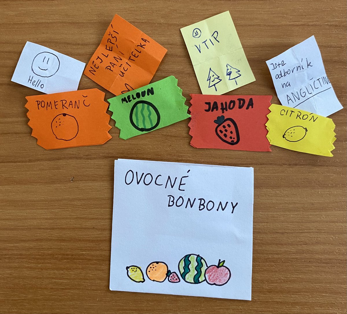 ukecanakecalka's tweet photo. 3/3 pinzetou jsem pokračovala a jednotlivé náplně mě pobavily. Celé to je nápadité i s vtipem o smrku. 😂 Fakt mi to po náročném dni zlepšilo náladu. #kantořina #maléradosti https://t.co/QB51fwH8Vn