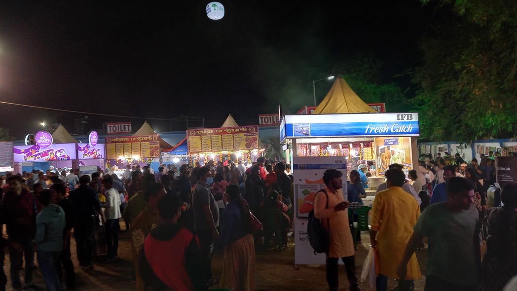 SanjuktaChoudh5's tweet image. #Parchment stall is next to the food court at #KolkataBookFair23 . All one gets to hear here is the quality of bhetki being served by different food stalls.