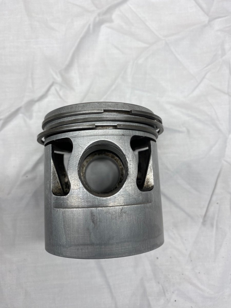 Motorcyclesolo's tweet photo. Before and after, oh had to warm the piston up gently to free the rings #topendthursday https://t.co/aB1ApsOOzw