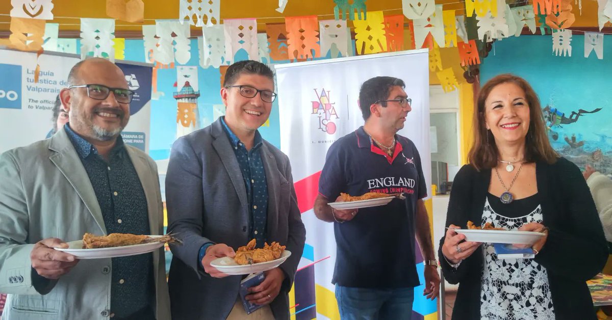 valpoturistico's tweet photo. 📌 Lanzamiento Fogata del Turista 🔥
🎙️🤳Hoy en el restaurante Caleta #ElMembrillo se conocieron detalles de lo que será la nueva versión de la #Fogata del Turista. Evento patrocinado por @munivalpo y organizado por el Sindicato de Pescadores de la caleta porteña. https://t.co/tT24ahoLtG