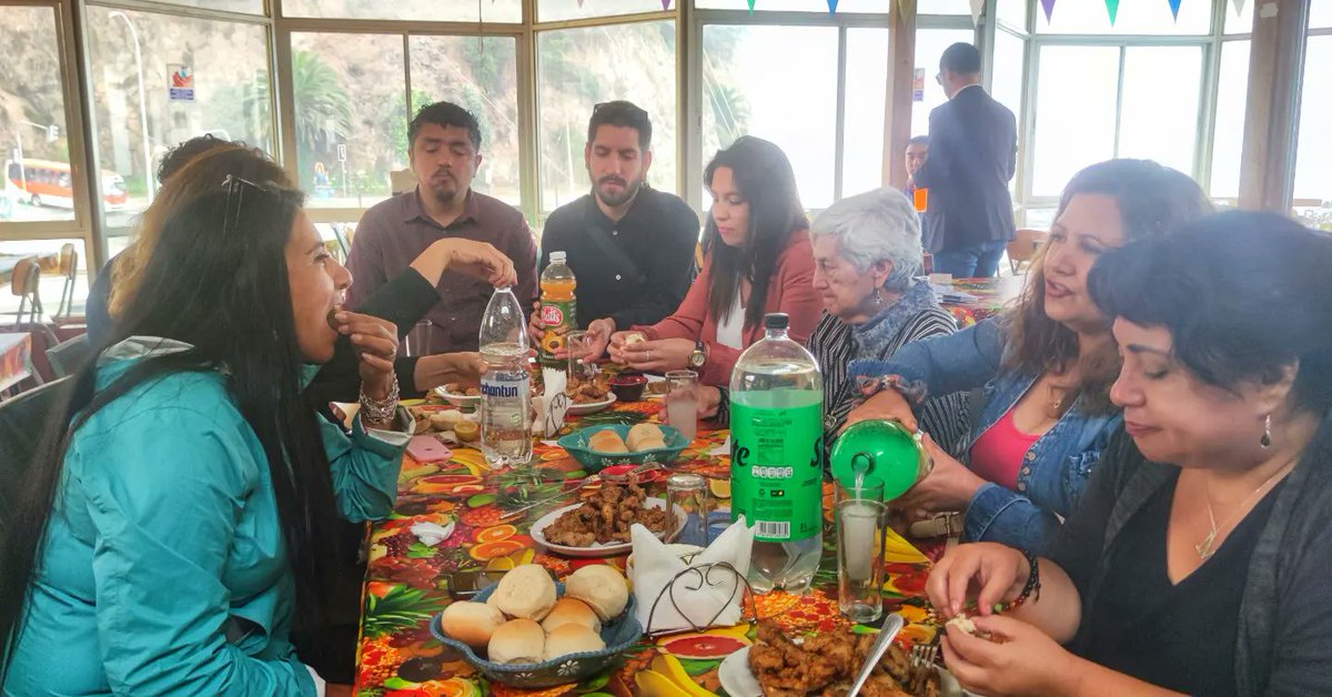 valpoturistico's tweet photo. 📌 Lanzamiento Fogata del Turista 🔥
🎙️🤳Hoy en el restaurante Caleta #ElMembrillo se conocieron detalles de lo que será la nueva versión de la #Fogata del Turista. Evento patrocinado por @munivalpo y organizado por el Sindicato de Pescadores de la caleta porteña. https://t.co/tT24ahoLtG