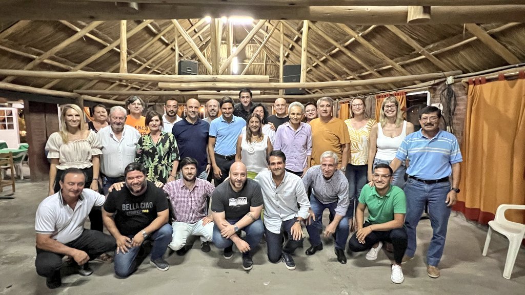 joosevillagran's tweet photo. Anoche, en la localidad de #Candioti, @maxipullaro reunido con representantes del radicalismo de #LaCapital pensando en la elección provincial de este año. https://t.co/wyz0ZugUXu