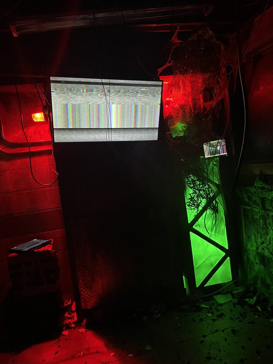 The new pre show is so gaggy! We’ve been carefully crafting it over the past month. It’s in two parts, you start watching a video then get moved into the Gateway room for pt. 2 where the lighting/sound builds to a crazy climax ⚡️