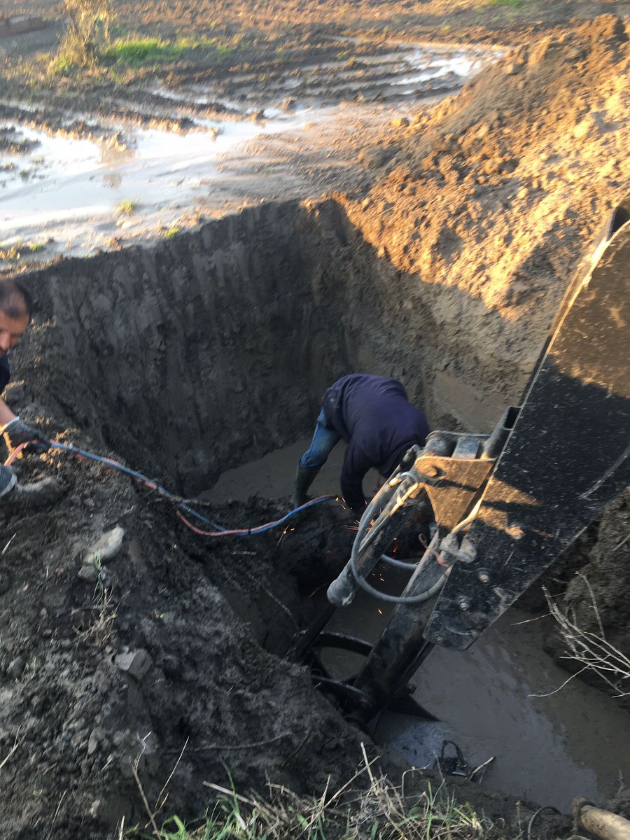 📍 HATAY

Depremzede vatandaşlarımıza su vermek için aralıksız çalışıyoruz. 

#Hatay içmesuyu isale hatlar, içme suyu şebekesi ve içmesuyu tesislerinin bakımı ve onarımı için gayret ediyoruz. 

Birlikte olursak başarırız!