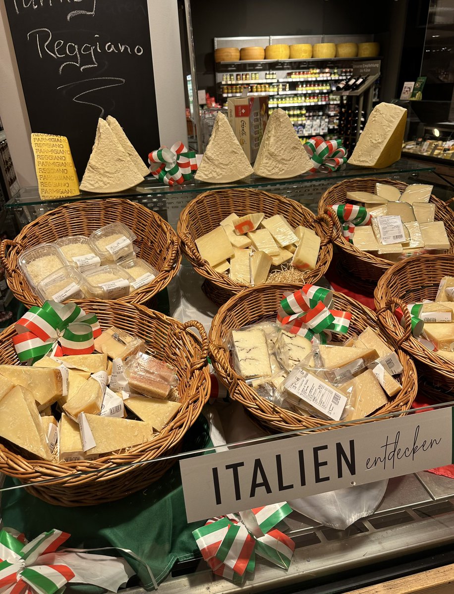#今夜のつまみ

今日はイタリアのチーズでも買って帰ろうかな….😊🧀✨

Let's buy some Italian cheese today!🇮🇹

#italiancheese
#afterwork
