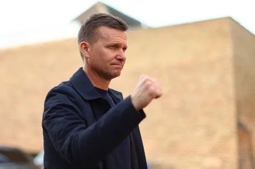 WTBUSports's tweet photo. Matchweek Moments: With the firing of Leeds United manager Jesse Marsch, the American takeover of the West Yorkshire club could start phasing its way out. Or maybe not? @IanKatan has more (📸: Premier League): https://t.co/vMdGuoLNwg https://t.co/AWvnJ0TIn1