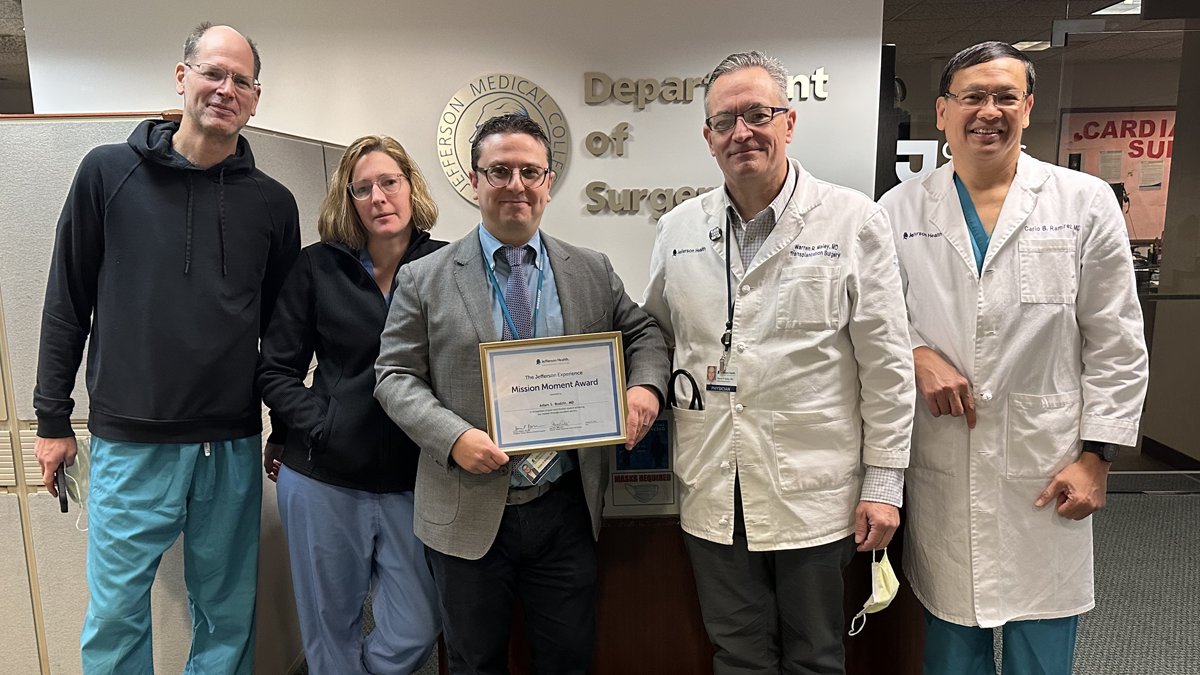 CharlesJYeoMD's tweet photo. Dr. @adambodzin was recognized with a Mission Moment Award @TJUHospital. On Nov 20, the Philadelphia Marathon blocked off many streets. Since the Gift of Life vehicle was not allowed to pass, he ran through the runners to retrieve the donor organ in time for transplantation. 👏 https://t.co/vw5mxUol8V