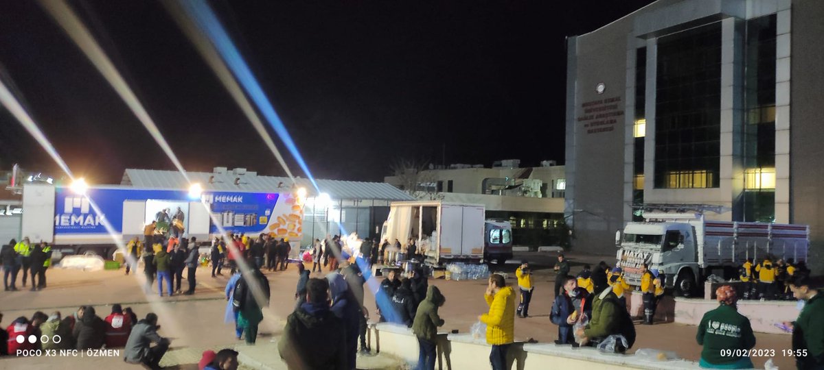 Yemek ve giyecek dağıtılıyor, teyitli: 

Hatay/Antakya'da bulunan Mustafa Kemal Üniversite Hastanesi'nin Serinyol kampüsünde, sıcak ekmek, sıcak yemek ve giyecek dağıtılıyor. Çevrede yaşayan ihtiyaç sahibi vatandaşlarımıza duyurulur.