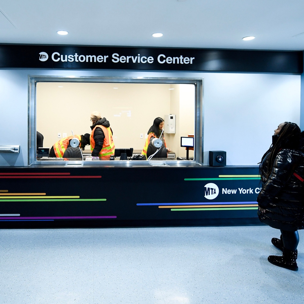 TWULocal100's tweet photo. Local 100 Station Agents are spearheading the transformation of the NYC commuter experience. 

Stations Rec. Sec’y, Shameia Colter, ensured our membership’s safety concerns are addressed throughout their transition into the new role.

#SafetyFirst #NYC #wegotyourback #Local100 https://t.co/vEV4W48QCD