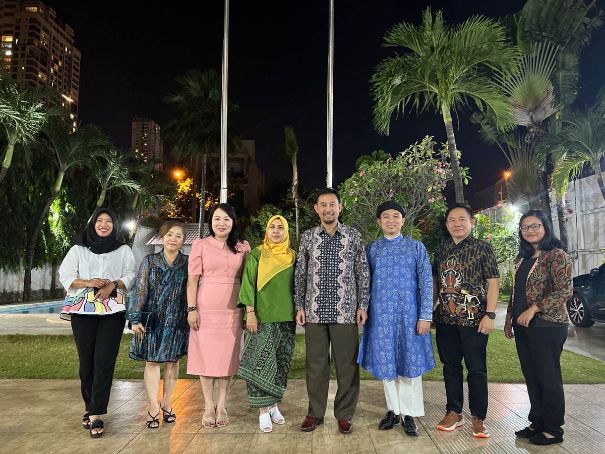 Lovely evening with my Indonesian and Vietnamese friends 🇮🇩🇻🇳 … many plans ahead to work together and strengthen people-to-people connectivity 🌏

#indonesiavietnam #indonesiahcmc #inidiplomasi #sahabatkemlu