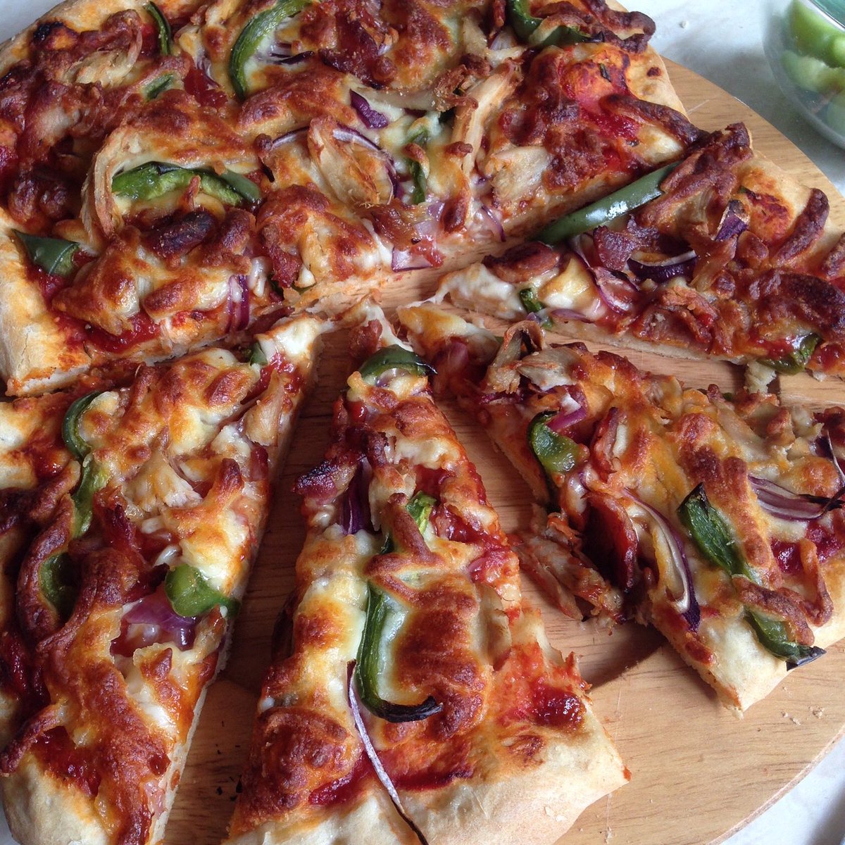 It’s National pizza day! So I’ve dipped into my archives for my never fail pizza recipe for you. This is my roast bbq chicken one. Here’s the link  
chezj9.com/2015/05/28/bbq… 

#nationalpizzaday #pizza #bbqchicken #homemade #midweekmeals #cheapmeals #fakeaway #inexpensive