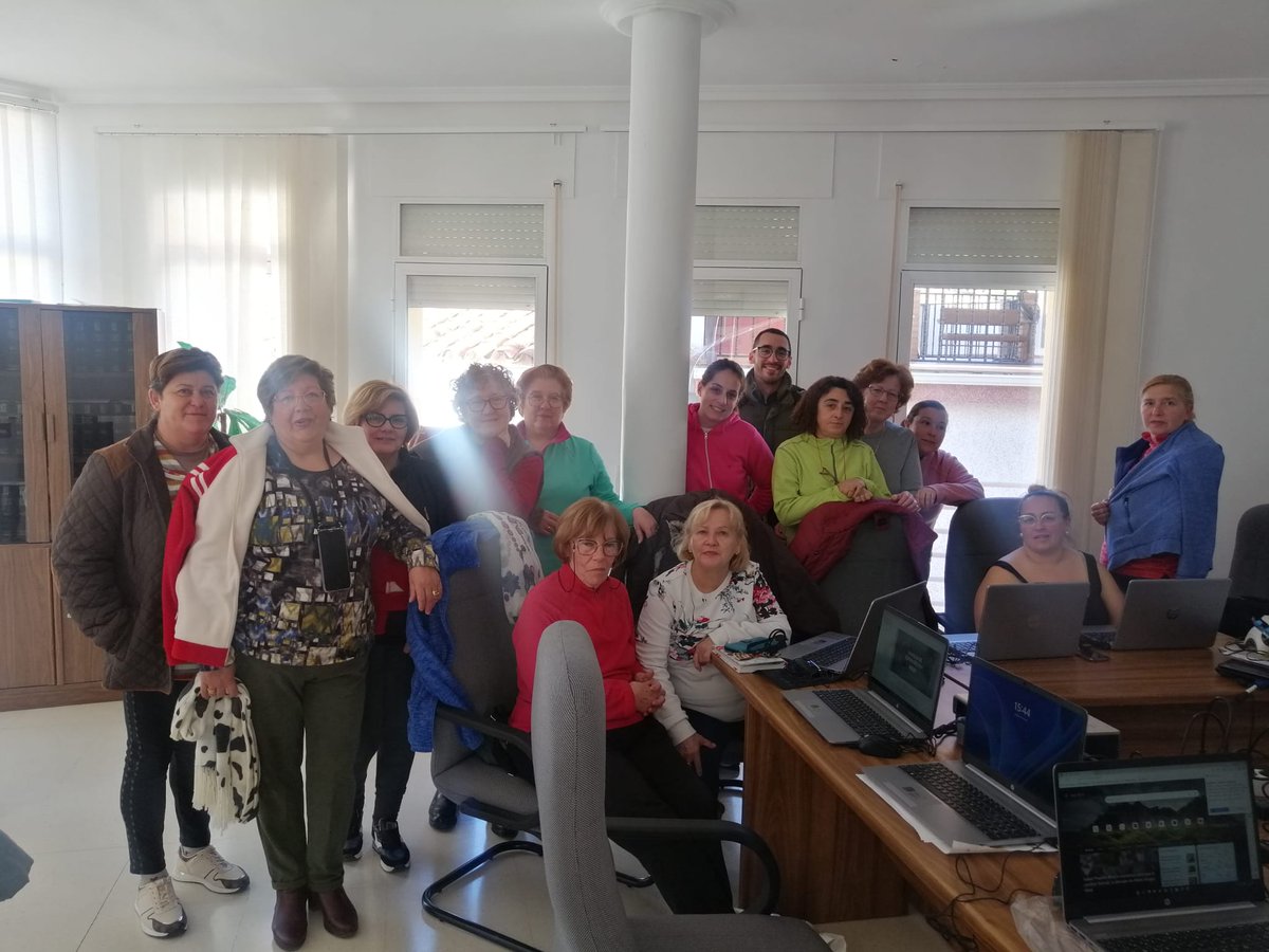 Finalizamos el curso en #SanLorenzodeCalatrava,  hemos aprendido multitud de herramientas para facilitarnos el uso diario con nuestros dispositivos
#CompetenciasDigitalesCLM
👉Financiado por la UE #NextGenerationEu
Con el apoyo y la financiación del <a href="/gobjccm/">Gobierno de Castilla-La Mancha</a> con <a href="/bienestarCLM/">Bienestar Social CLM</a>