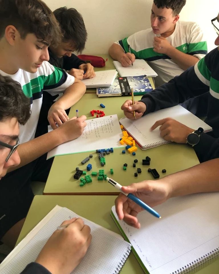 FET_Telde's tweet photo. ABJ (aprendizaje basado en juego) es una metodología activa que nos ha permitido, en 4°ESO, comprender fácilmente el concepto de reacciones químicas. Hemos utilizado legos para interpretar visualmente y de manera manipulativa lo que ocurre con reactivos y productos.  @FETeresiana https://t.co/asa4WNRV7L