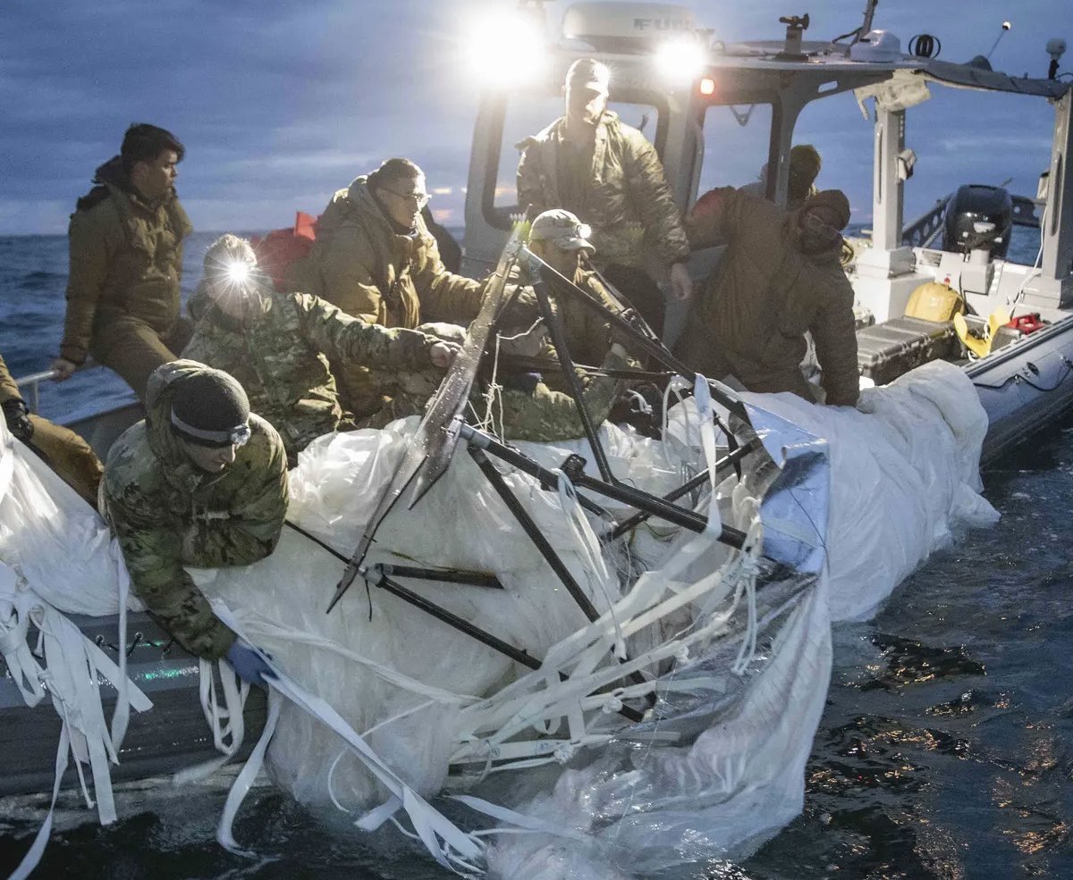rawsalerts's tweet photo. 🚨#BREAKING: China calls on US to return spy balloon debris

📌#UnitedStates | #USA 

A high-ranking Chinese diplomat has called on the US to return the debris from the spy balloon shot down over the weekend, saying that failure to give back the parts would be more proof that the Americans have been “dishonest” in the conflict