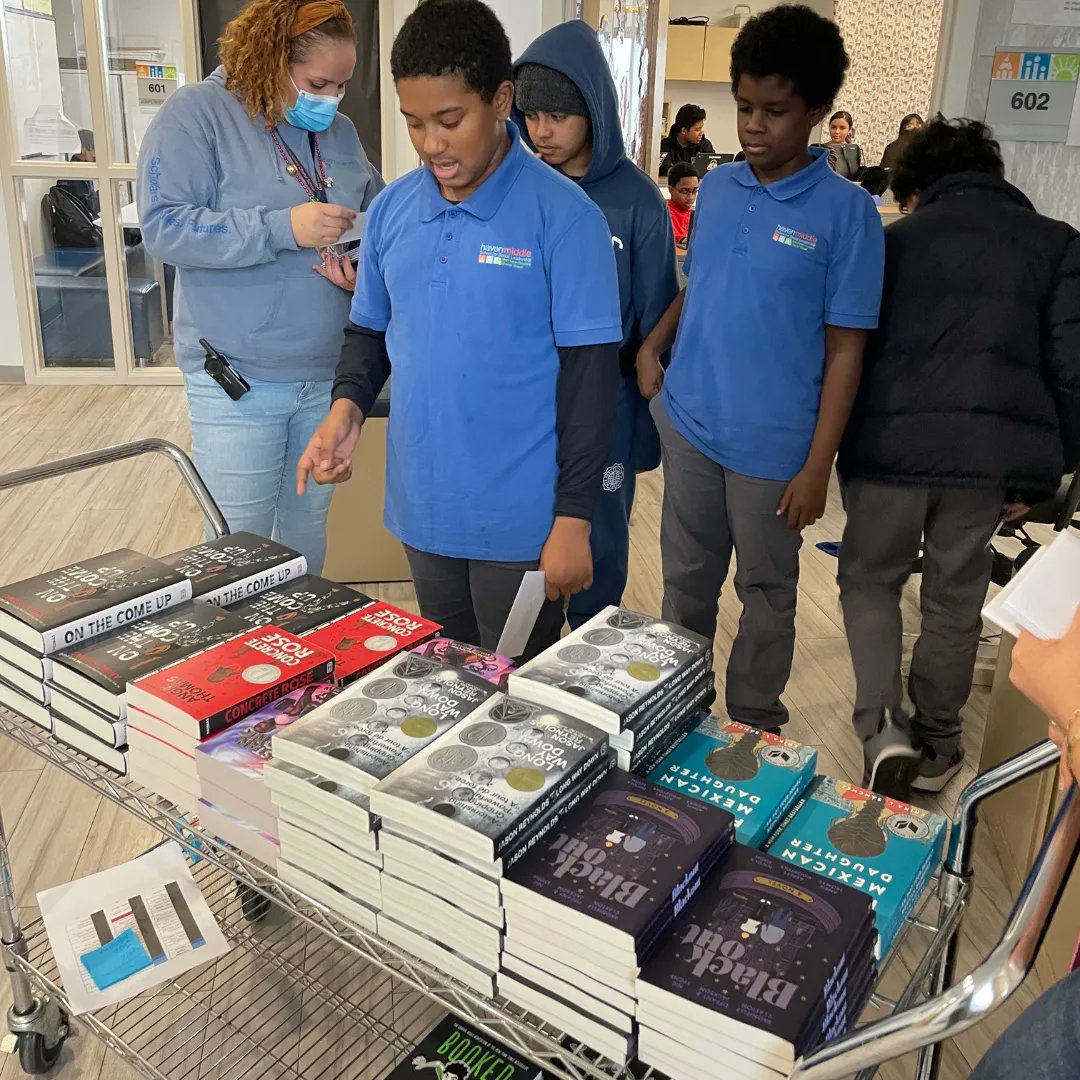 📚 #TBT to when we distributed books to students over at Mott Haven Academy! Thanks to our partnership with @tickettodream, in honor of Hispanic Heritage Month we donated over 500 books to help engage students in more culturally inclusive reading.